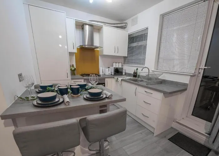 Apartment-Sleeps4-Parking-Balcony