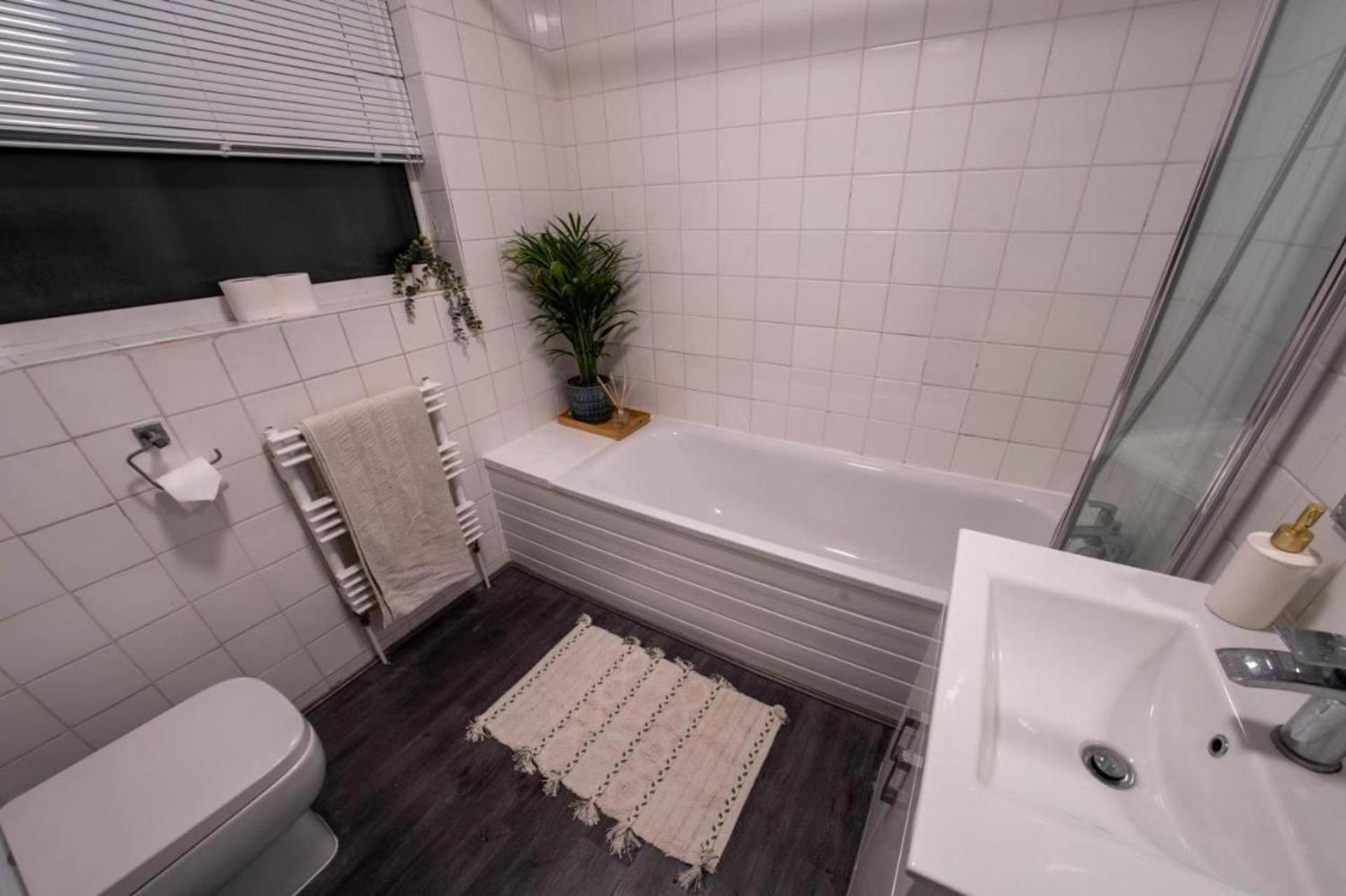 Apartment-sleeps4-parking-balcony *